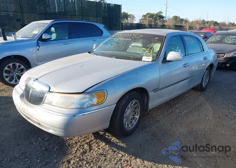 1999 Lincoln Town Car Signature z USA, uszkodzony, nr VIN 1LNFM82W2XY601285